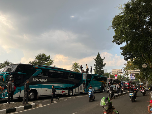 Bus-bus berjejer jelang Jembatan Pasupati Bandung, Senin (21/7/2025). Foto: Alya Zahra/kumparan 