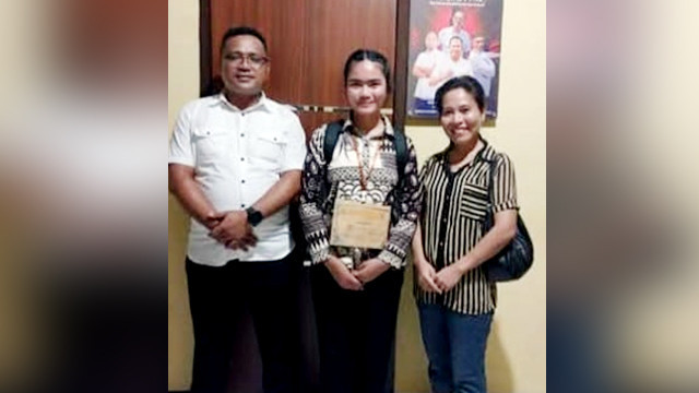 Anggela Maabuat (tengah) saat mengikuti seleksi calon Polisi Wanita (Polwan) dan dinyatakan lulus. (foto: dokumen pribadi)