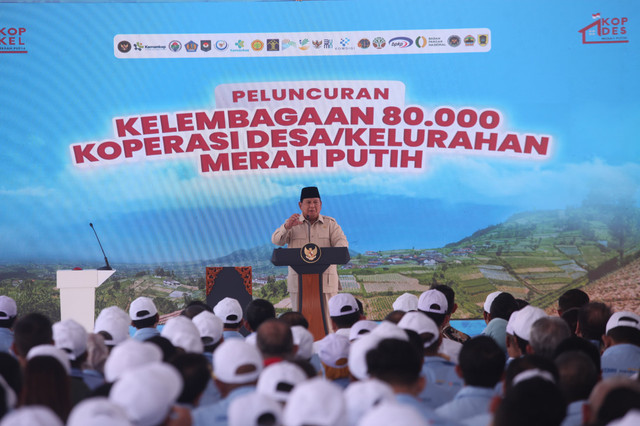 Presiden Republik Indonesia, Prabowo Subianto dalam peluncuran Kelembagaan 80.000 Koperasi Desa/Kelurahan Merah Putih (KDKMP) di Desa Bentangan, Klaten, Jawa Tengah, Senin (21/7). Foto: Dok. Bank Mandiri