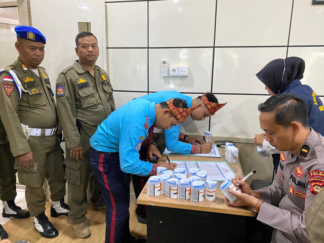 Satpol PP sedang menjalani tes urine/ist. 