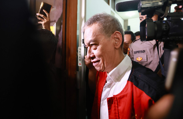 Terdakwa Fariz RM bersama kuasa hukumnya Deolipa Yumara saat menjalani sidang tuntutan di Pengadilan Negeri Jakarta Selatan, Jakarta, Senin, (21/7/2025). Foto: Agus Apriyanto