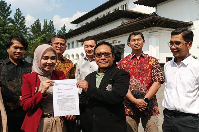 Aktivis demokrasi atau Direktur DEEP, Neni Nurhayati, melayangkan somasi kepada Diskominfo Jabar di Gedung Sate Bandung, Senin (21/7/2025). Foto: Dok. Istimewa