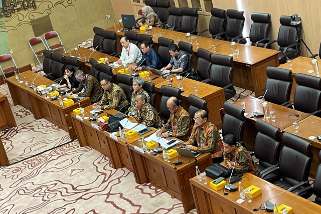 Para pakar listrik dalam RDPU terkait RUU Ketenagalistrikan bersama Komisi XII di Kompleks Parlemen, Jakarta Pusat, Senin (21/7/2025). Foto: Najma Ramadhanya/kumparan