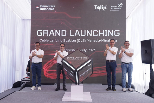 CEO Telin Budi Satria Dharma Purba, Direktur Wholesale & International Service Telkom Honesti Basyir, Komisaris Telin Bambang A. Margono, dan Komisaris Utama Telin Muhammad Rofik saat Grand Launching Cable Landing Station (CLS) Manado- Minahasa, pada Kamis (17/7). Foto: dok. Telkom Indonesia