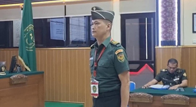 Peltu Yun Hery Lubis, anggota TNI yang terlibat dalam pengelolaan tempat perjudian di wilayah Way Kanan, Lampung saat dituntut enam tahun oleh Oditurat Militer. Foto : Abdullah Toriq/Urban Id