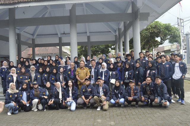 Foto Bersama Mahasiswa KKN dengan Bapak Camat Sumberwringin dan DPL