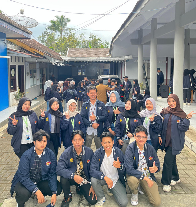 Kelompok KKN Desa Sumber Gading bersama dengan DPL