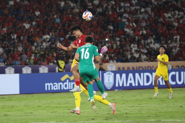 Pemain Timnas U-23 Indonesia Hokky Caraka berebut bola dengan penjaga gawang Timnas U-23 Malaysia Zulhilmi pada pertandingan Grup A Piala AFF U-23 2025 di Stadion Utama Gelora Bung Karno (SUGBK), Senayan, Jakarta, Senin (21/7/2025). Foto: Syawal Darisman/kumparan