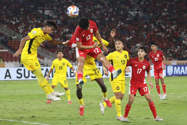 Pemain Timnas U-23 Indonesia Hokky Caraka berebut bola dengan pemain Timnas U-23 Malaysia pada pertandingan Grup A Piala AFF U-23 2025 di Stadion Utama Gelora Bung Karno (SUGBK), Senayan, Jakarta, Senin (21/7/2025). Foto: Syawal Darisman/kumparan