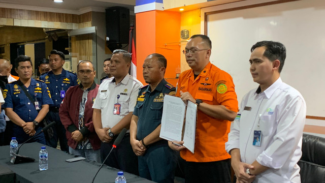 Operasi pencarian korban tenggelamnya KMP Tunu Pratama Jaya di Selat Bali resmi dihentikan pada Senin (21/7/2025). Foto: kumparan