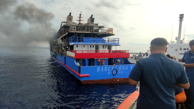 KM Barcelona VA yang terbakar di perairan Talise, Kabupaten Minahasa Utara, Minggu (20/7).