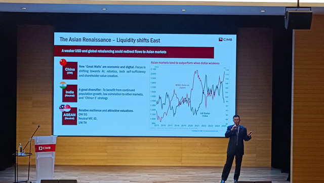 Team Lead Fixed Income CIMB Group Holdings Berhard, Ng Boon Hoa saat Menjelaskan Proyeksi Ekonomi ASEAN pada Kuartal III 2025, di CIMB Tower, Kuala Lumpur, Senin (21/7). Dok: Abdul Latif/kumparan.
