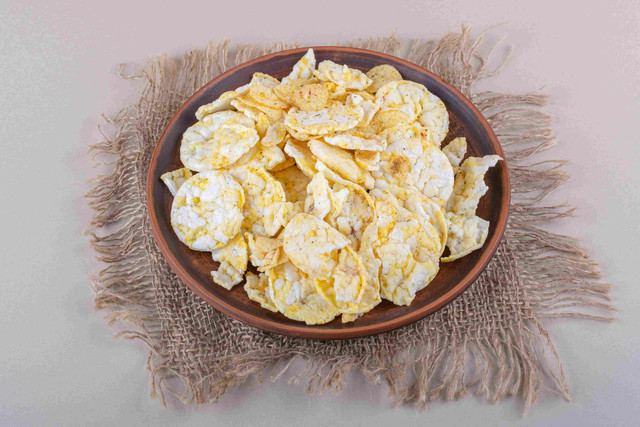 Emping, cemilan kesukaan masyarakat Indonesia (Sumber: https://www.freepik.com/popular-photos)