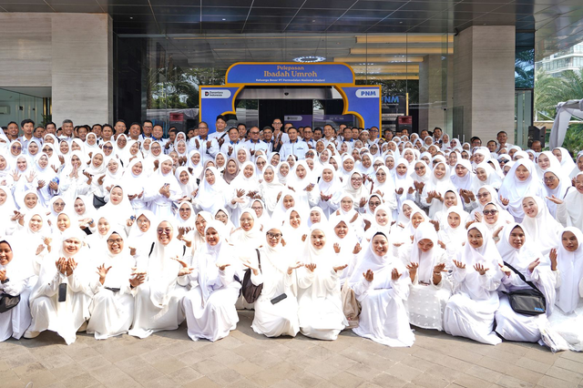 Ratusan karyawan PNM yang berprestasi mendapat penghargaan wisata umrah. Foto: Dok. PNM