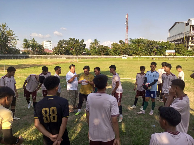Asdirkom III, sekaligus Kepala Pembina Tim, Mohammad David saat melihat struktur pemain EPA Sriwijaya FC U-20. Foto : Abdullah Toriq/Urban Id