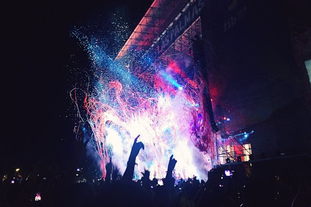 Cara Beli Tiket Konser Hatsune Miku Jakarta 2025. Foto hanya ilustrasi, bukan tempat sebenarnya. Sumber: Unsplash/Sergio Ruiz