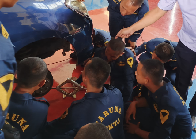 Mahasiswa PKTJ Tegal mempelajari konstruksi sistem rem. (Dokumentasi pribadi – Ahmad Taufiqurrohman)