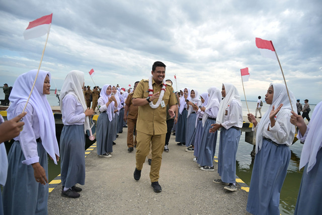 Gubernur Sumatera Utara Bobby Nasution saat kunjungan kerja ke Pulau Kampai pada Senin (21/7/2025). Foto: Dok. Istimewa