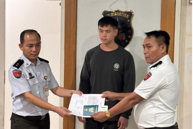 Penyerahan selebgram Arnold Putra (tengah) bersama dokumennya dari pihak Myanmar, Juli 2025 Foto: Dok Kemhan RI