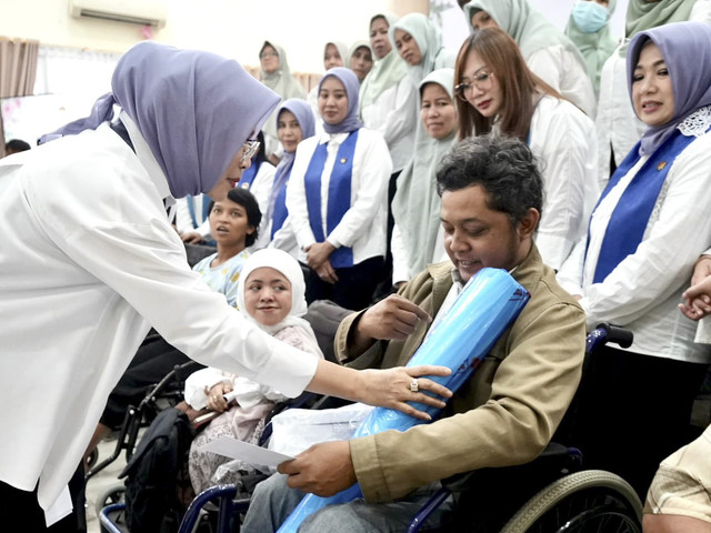 Penasihat I DWP Kemensos Fatma Saifullah Yusuf didamping Penasihat 2 DWP Kemensos Intan Agus Jabo memberikan bantuan Asistensi Rehabilitasi Sosial (ATENSI) di BBPPKS Yogyakarta, Selasa (22/7/2025). Foto: Kemensos RI