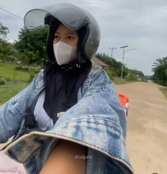 Cewek asal Kalbar bagikan kisahnya motoran ke Bali. Foto: Dok. @alvikhusniati