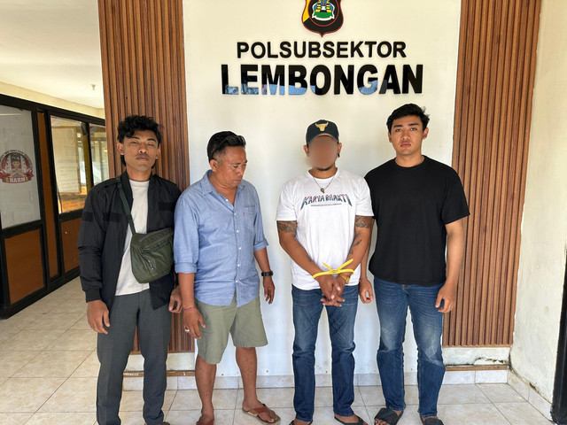 Tersangka penganiayaan pedagang lalapan di Bali (baju putih, tengah). Foto: Dok. Polres Klungkung