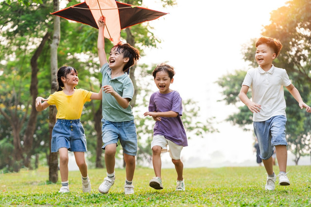 Ilustrasi anak bermain di luar ruangan. Foto: Q88/Shutterstock