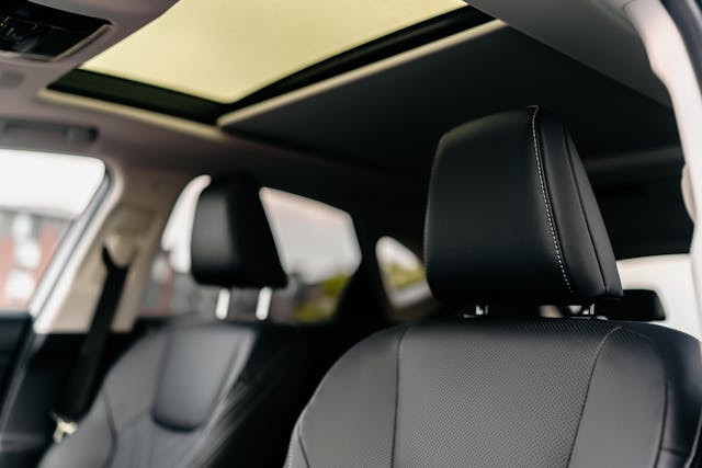 Ilustrasi mobil 300 jutaan sunroof. Sumber: www.pexels.com