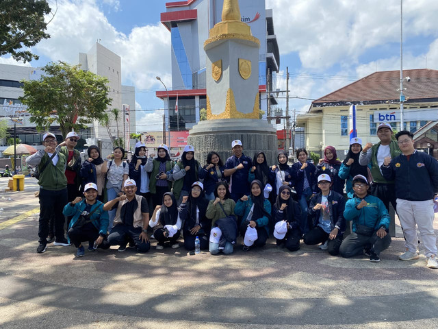 Foto Penerjunan Mahasiswa KKN-Kolaboratif 173 dan 172 bersama Dosen Pembimbing Lapang di Alun-Alun Kabupaten Jember