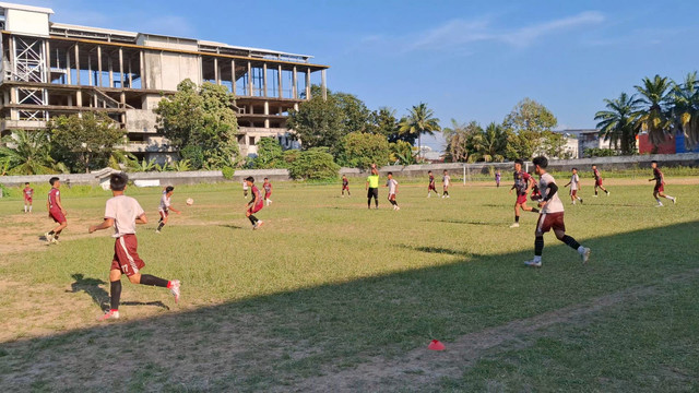 Tim Porprov Palembang tengah melakukan uji coba dengan tim Elite Pro Academy (EPA) Sriwijaya FC U-20 di Stadion Kamboja Palembang. Foto : Abdullah Toriq/Urban Id