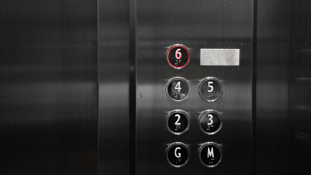 Cara naik lift dari lantai 1 ke lantai 5. Foto hanya ilustrasi. Sumber: Unsplash/Arisa Chattasa