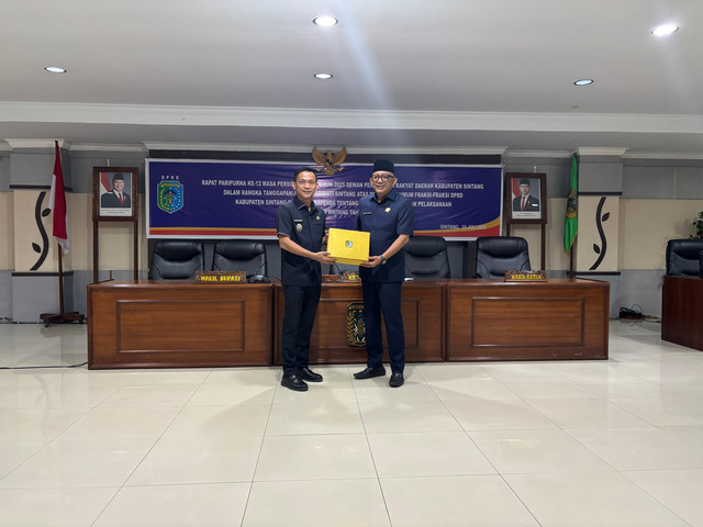 Wakil Bupati Sintang, Florensius Ronny menyerahkan jawaban pemerintah terkait pandangan umum fraksi kepada Ketua DPRD Sintang, Florensius Ronny.(Foto: Ist)
