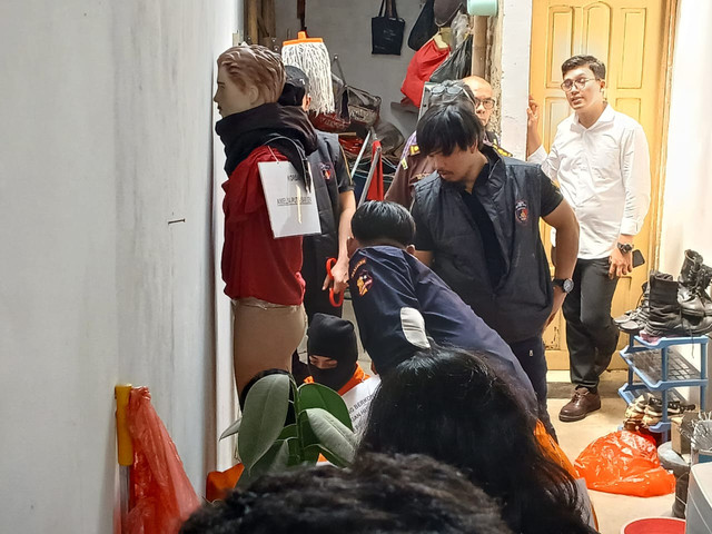 Rekonstruksi kasus pembunuhan perempuan terborgol di Cisauk, Kabupaten Tangerang, Selasa (22/7/2025). Foto: kumparan