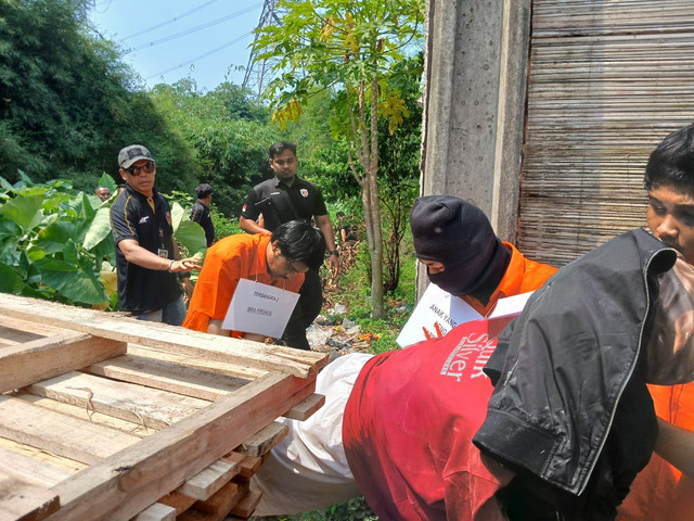 Rekonstruksi kasus pembunuhan perempuan terborgol di Cisauk, Kabupaten Tangerang, Selasa (22/7/2025). Foto: kumparan