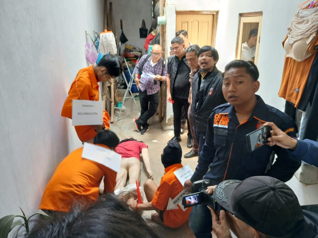 Rekonstruksi kasus: Saat korban diperkosa secara bergilir oleh 3 pelaku. Dok: kumparan