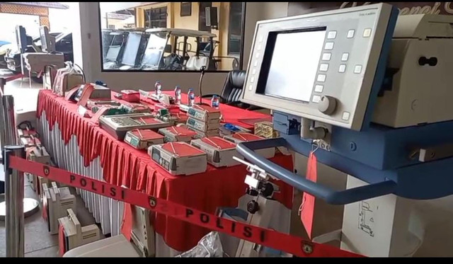 Barang bukti saat konferensi Pers pencurian ventilator RSUP IR Soekarno di Babel, Selasa (22/7/2025). Foto: kumparan