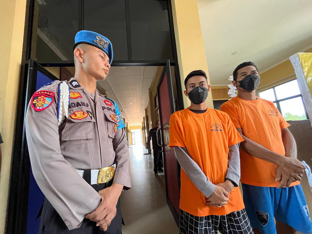 AI dan DI saat ini sudah ditahan di Mapolres Kubu Raya akibat menikam pemilik warkop usai ditampar. Foto: Rabiansyah/Hi!Pontianak
