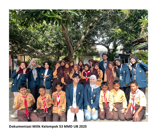 Foto bersama dengan siswa Kelas 6 SDN 02 Nogosari bersama mahasiswa MMD UB Kelompok 53 setelah melaksanakan Program Kerja Aksi Hijau Ceria dan Digital Skill for Future. Sumber : Dokumentasi Miliki Kelompok 53 MMD UB 2025 (Jumat, 18 Juli 2025).