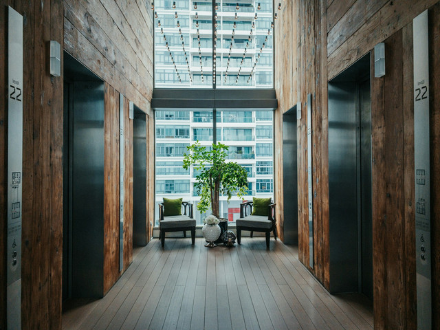 Cara naik lift di RS. (Foto hanya ilustrasi, bukan tempat yang sebenarnya). Sumber : Unsplash/Shawn.