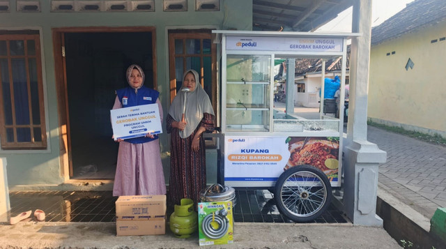 Penyerahan Gerobak Barokah 'Kupang Rizqi Barokah" untuk Suparti (Sumber : DT Peduli)
