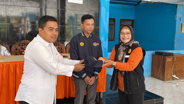 Serah Terima Mahasiswa KKN oleh DPL kepada Perangkat Desa