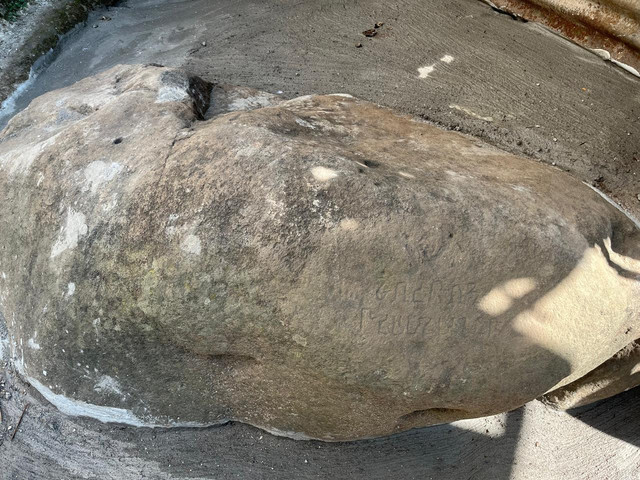 Wujud batu yang diduga prasasti, Selasa (22/7). Foto: Dok. Disbudpar Kota Bandung