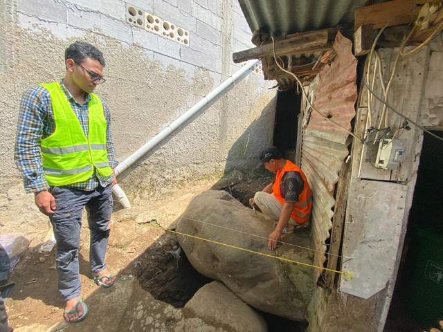 Dinas Budaya dan Pariwisata (Disbudpar) kota Bandung melakukan ekskavasi terhadap sebuah batu yang diduga prasasti, Selasa (22/7). Foto: Dok. Disbudpar Kota Bandung