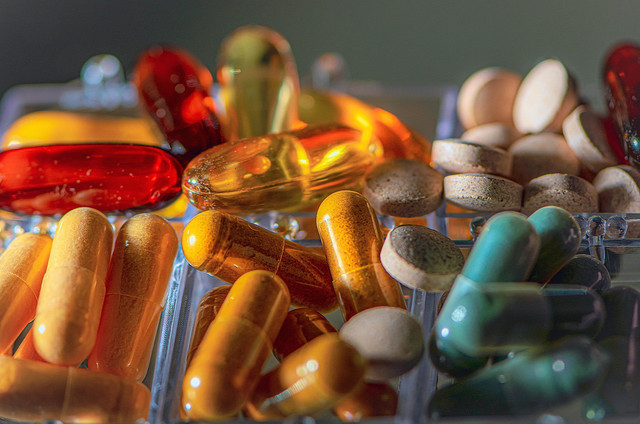 Ilustrasi obat herbal dan obat kimia (https://pixabay.com/photos/vitamins-pills-pharmacy-medication-7661774/)