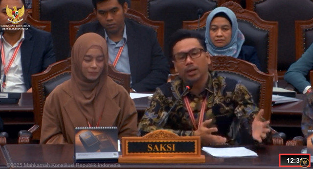 Sammy Simorangkir dan Lesti Kejora nyanyi di ruangan sidang MK Foto: Youtube/Mahkamah Konstitusi RI