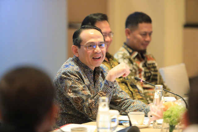 Kepala Eksekutif Pengawas Lembaga Pembiayaan, Perusahaan Modal Ventura, Lembaga Keuangan Mikro, dan Lembaga Jasa Keuangan Lainnya (PVML) di Otoritas Jasa Keuangan (OJK) Agusman saat berdiskusi dengan redaktur media, Selasa (22/7/2025). Foto: OJK