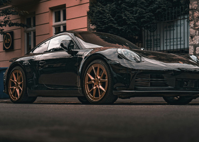 Ilustrasi Ciri Kampas Rem Mobil Habis, Unsplash/Samuel Hagger