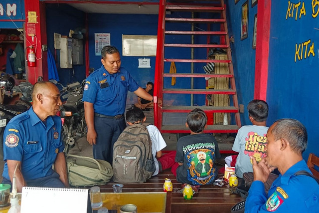 Tiga santri pondok pesantren di Kecamatan Sumobito, Kabupaten Jombang, kabur dan dibawa ke Pos Damkar Mojoagung, Kabupaten Jombang, Selasa (22/7/2025).
 Foto: Dok. Istimewa