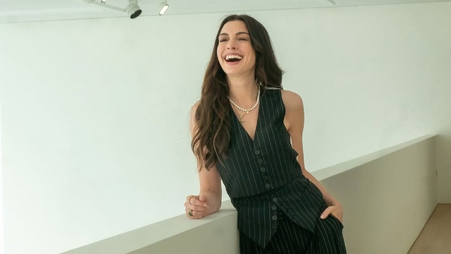 Anne Hathaway tampil stylish saat kembali memerankan tokoh Andy Sachs untuk film Devil Wears Prada 2. Foto: Instagram/annehathaway 