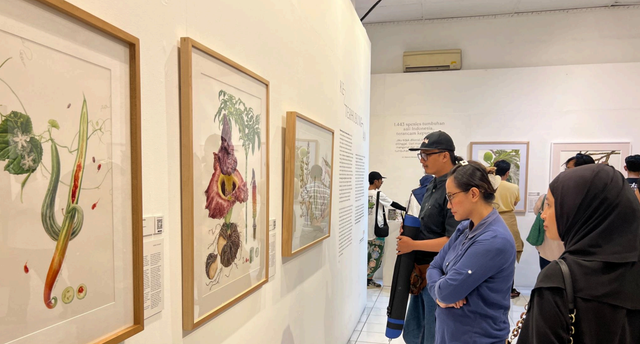 Sejumlah pengunjung yang hadir dalam pameran Pameran Seni Botani Ragam Flora Indonesia 5 di Bentara Budaya Yogyakarta. Foto: Dok. IDSBA